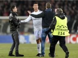 Algunos fanáticos ingresaron a la cancha para saludar a Cristiano Ronaldo. AFP / F. Coffrini