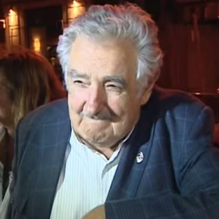 José Mujica causa polémica tras dar dinero a indigente