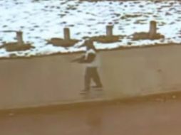 El niño simulaba disparar en un parque con una pistola de juguete. ESPECIAL / NoticiasYouTube