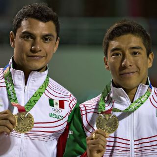 Sánchez y Castillo ganan oro en clavados de JCC