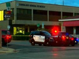 Un sujeto lanza una serie de ráfagas hacia diversos edificios, entre ellos, al consulado de México en Austin, Texas. TWITTER / @Rebellibre