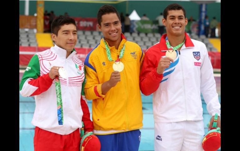 Julián Sánchez (i) se adjudicó la mañana de este viernes, la medalla de plata del trampolín tres metros individual. EFE / U. Ruiz