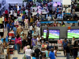 Tiendas como Wal-Mart y Target registran animadas multitudes de compradores desde el jueves 27 de noviembre. EFE / O. Barría
