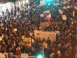 Manifestación realizada en el Centro tapatío el 20 de noviembre, en protesta por la desaparición de los 43 normalistas de Ayotzinapa. EL INFORMADOR / A. Hinojosa