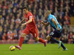 Durante el juego se observó una manta que mostraba el alza de los costos desde 1990 a la fecha. EFE / P. Powell