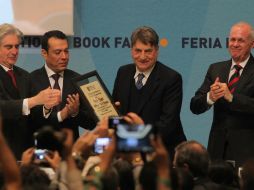 Magris recibe el Premio FIL durante la inauguración de la Feria. EL INFORMADOR / E. Barrera