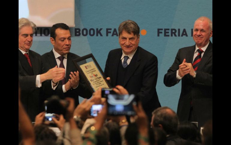 Magris recibe el Premio FIL durante la inauguración de la Feria. EL INFORMADOR / E. Barrera