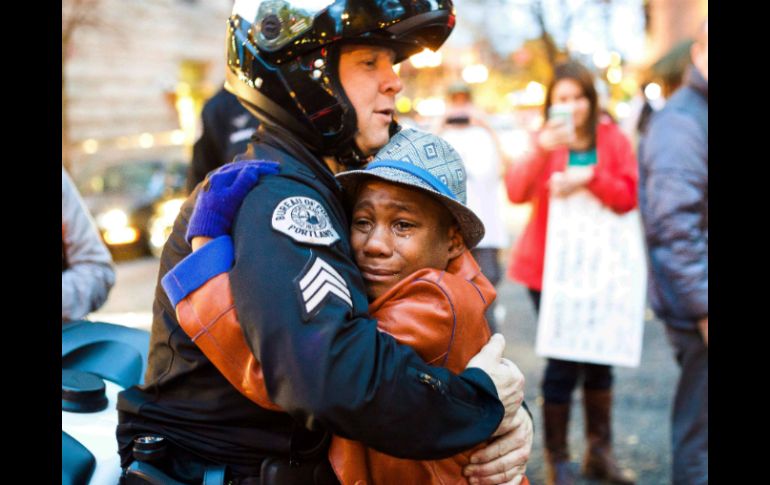 El policía blanco le pidió un abrazo al niño cuando lo vio en la calle llorando. AFP / J. Nguyen