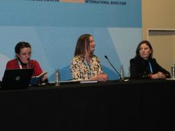 Mercedes Ghul (i), Jennifer Nielsen (c) y Lynda Parra (d) en el congreso de traducción. EL INFORMADOR / M. Quinn