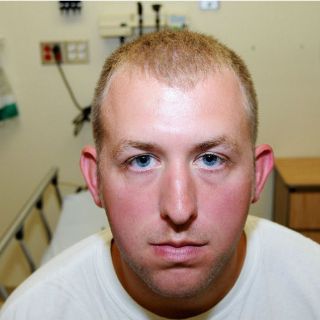 Renuncia policía que mató a adolescente en Ferguson