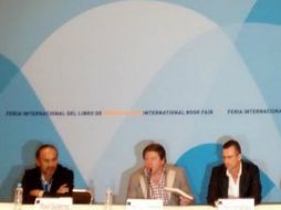 El técnico (i) presenta en la FIL el libro 'Futbol, entre balones y valores' de Félix Fernández al lado de Miguel Herrera. TWITTER / @info_JRobles