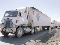 Las condiciones de los transportistas de materiales son difíciles, incluso para dar mantenimiento a las unidades. NTX / ARCHIVO