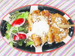 Deliciosas enchiladas de pollo, acompañadas por una guarnición de verduras, una de las presentaciones más tradicionales. EL INFORMADOR /