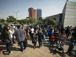 Cientos de personas se dan cita en el primer día de la FIL. EL INFORMADOR / J. Mendoza