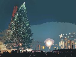 Árbol de Navidad, el humilde y silencioso compañero y representante de la naturaleza delante del pesebre. ESPECIAL /