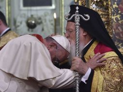 El papa Francisco recibe la bendición del patriarca Bartolomé I. Las dos ramas del cristianismo que representan se separaron en 1054. AFP / A. Medichini