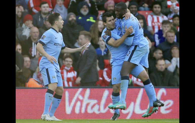 El equipo de Manuel Pellegrini terminó el juego con nueve jugadores, pero se llevó los tres puntos. AP / N. Potts