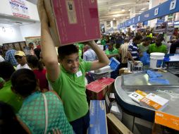 A pesar de una mejora en el empleo y una baja en la gasolina, las compras de los estadounidenses se mantienen moderadas. EFE / O. Barría