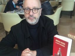 El autor prefiere los libros de papel, 'me gustan las portadas, prestarlos, extraviarlos, cambiarlos, garrapatearlos'. EL INFORMADOR / C. Armenta