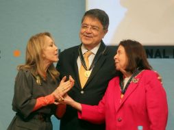 Silvia Lemus, Sergio Ramírez y Nélida Piñón en una cortés conversación. EL INFORMADOR / A. Hinojosa