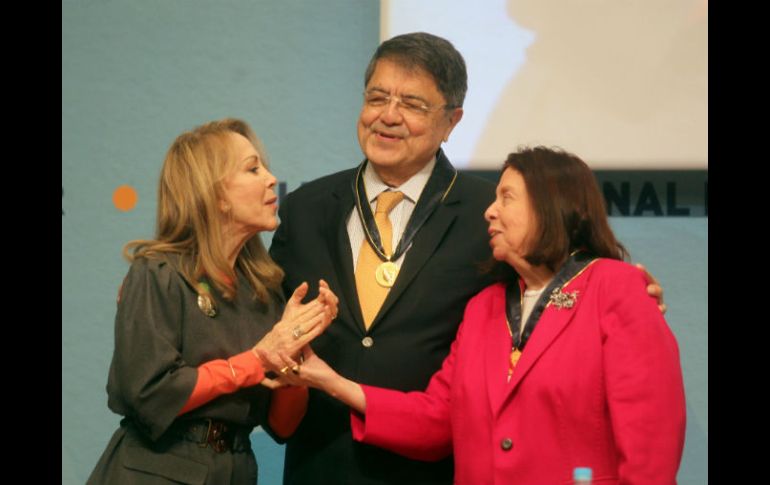 Silvia Lemus, Sergio Ramírez y Nélida Piñón en una cortés conversación. EL INFORMADOR / A. Hinojosa