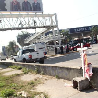 Sólo queda una cruz a 10 metros del puente peatonal