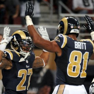 Jugadores de Carneros protestan por Michael Brown