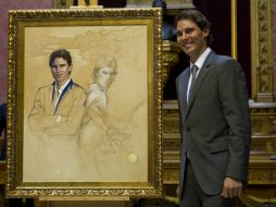 Nadal posa con su retrato, al recibir el premio al 'Hijo pródigo de Mallorca'. AFP / J. Reina
