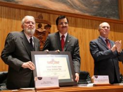 El rector de la Universidad, Tonatiuh Bravo entrega el alto grado a Gutiérrez Vega. TWITTER / @udg_oficial