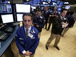 Los tres índices más importantes, el industrial, el selectivo S&P500 y el compuesto Nasaq, cierran a la baja. AP / ARCHIVO