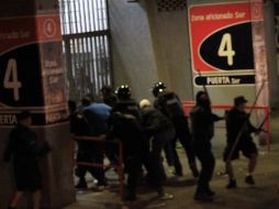 Tras la eliminación del Atlas en el partido del domingo frente a Monterrey, aficionados rojinegros realizaron desmanes. EL INFORMADOR / ARCHIVO