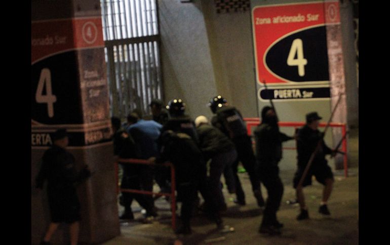 Tras la eliminación del Atlas en el partido del domingo frente a Monterrey, aficionados rojinegros realizaron desmanes. EL INFORMADOR / ARCHIVO