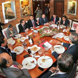 Líderes parlamentarios revisan ruta de reformas de Peña