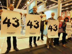 El grupo de manifestantes con pancartas en mano era integrado por editores, autores y diseñadores. EL INFORMADOR / E. Barrera