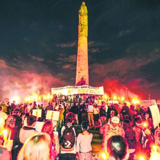 Protesta por normalistas reúne a escritores y a miles de tapatíos