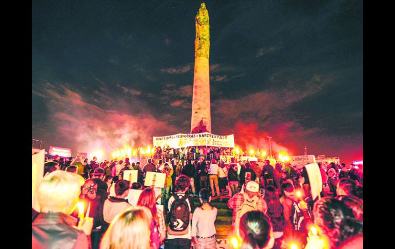 UNIDOS. Miles de tapatíos marcharon ayer para exigir la aparición de los 43 normalistas de Ayotzinapa. EL INFORMADOR /