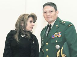 Renuncia. El general Rubén Darío Alzate, acompañado por su esposa, Claudia Farfán, solicitó su baja del servicio. AP /