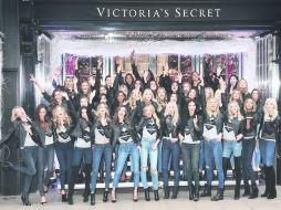 Las angelitas y modelos de Victoria’s Secret posaron emocionadas en la tienda que tiene la marca en Londres AP / J. Ryan