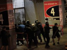 Luego de la derrota de Atlas ante Monterrey, aficionados rojinegros se enfrentaron con policías. EL INFORMADOR / ARCHIVO