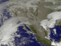 En algunos lugares, autoridades han puesto a disposición de la ciudadanía costales de arena, ante la necesidad de contener el agua. AFP /