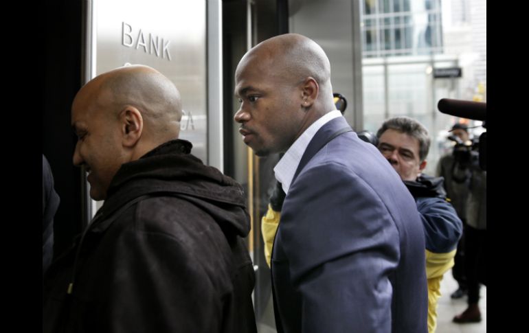 El running back pide volver a jugar después de que el comisionado de la NFL, Roger Goodell, lo suspendiera por el resto de la campaña. AP / S. Weing