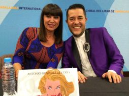 González de Cosío presentó 'El Manual de Estilo' en la FIL Guadalajara. TWITTER / @agcgucci