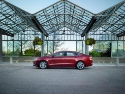 El Ford Fusion Híbrido rinde 24 kilómetros por litro en la ciudad y requiere un aproximado de 625 litros de gasolina al año. TWITTER / @FordFusion