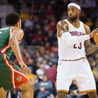 LeBron James y los Cavs frenan a Milwaukee