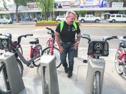 Avenida La Paz. Uno de los usuarios de MiBici llega al ciclopuerto para utilizar una de las bicicletas disponibles. EL INFORMADOR / F. Atilano