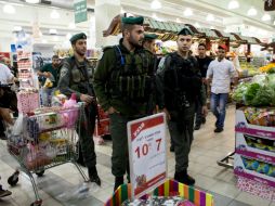 El agresor, un palestino de unos 16 años de edad, fue sometido tras un disparo en la pierna. AP / E. Salman