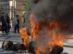 Además, los manifestantes sustraen del Palacio de Gobierno fotografías de algunos ex mandatarios. AP / A. González