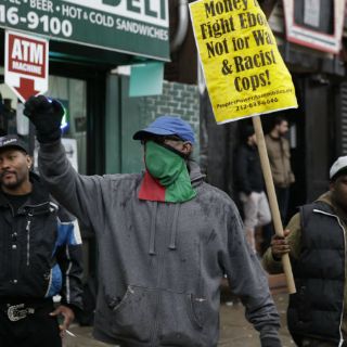 Exoneran a otro policía blanco en NY por muerte de afroamericano