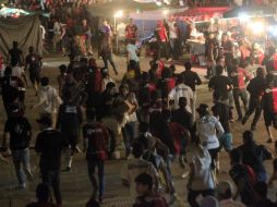 El pasado domingo tras la eliminación del Atlas, la porra Rojinegra realizó desmanes a las afueras del Jalisco. EL INFORMADOR / ARCHIVO