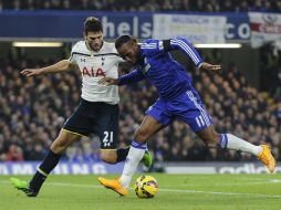 El marfileño Didier Drogba (d) disputa la pelota con el jugador de Tottenham Federico Fazio. EFE / F. Arrizabalaga